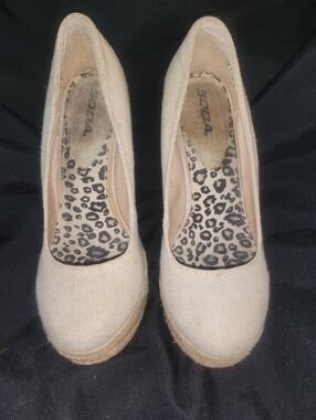 Soda Tan Wedges Sz9